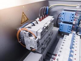 vicino su il installazione principale disconnect interruttore su pannello controllo. terminale connessione su principale interruttore pannello controllo. foto