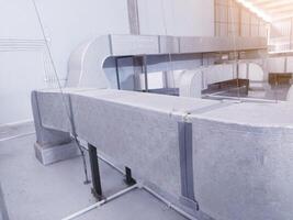 edificio interno aria condotto, aria condizione canalizzazione linea sistema aria flusso nel industriale freddo Conservazione. foto