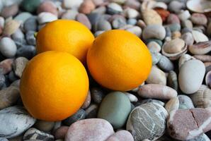 tre giallo succoso limoni su un' piccolo mare rocce angolo Visualizza avvicinamento azione foto