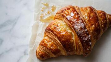 ai generato superiore giù tiro di un' Limone smaltato brioche contro bianca sfondo foto