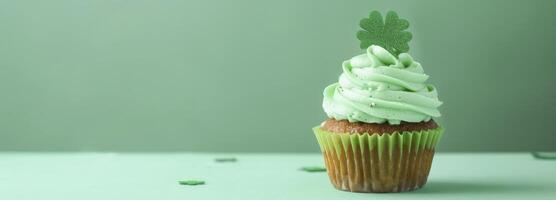 ai generato st. Patrick giorno Cupcake contro verde sfondo. foto