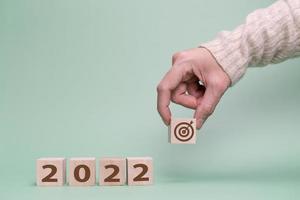 la mano sceglie l'obiettivo per l'anno 2022. pianificazione per il nuovo anno foto