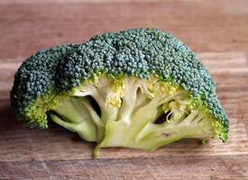 broccoli su un' di legno sfondo. avvicinamento, selettivo messa a fuoco. foto