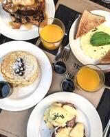 prima colazione con Pancakes, strapazzate uova, caffè e arancia succo. foto