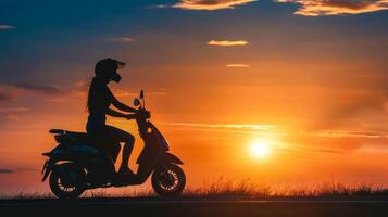 ai generato silhouette di donna equitazione scooter a tramonto foto