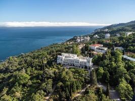 aereo Visualizza di livadia palazzo - collocato su il sponde di il nero mare nel il villaggio di livadia nel il yalta regione di Crimea. livadia palazzo era un' estate ritiro di il ultimo russo zar Nicholas ii foto