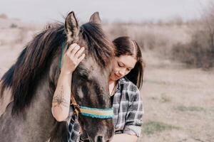 giovane contento donna con sua pony cavallo nel sera tramonto luce. all'aperto fotografia con moda modello ragazza. stile di vita umore. concetto di all'aperto cavalcare, gli sport e ricreazione. foto