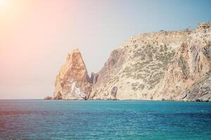 piccolo mare onda, sfocato morbido schiumoso onde lavaggio d'oro sabbioso spiaggia su tramonto. oceano onde su sabbioso spiaggia. nessuno. vacanza ricreazione concetto. astratto nautico estate oceano tramonto natura sfondo. foto