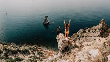 donna viaggio mare. contento turista godere assunzione immagine all'aperto per ricordi. donna viaggiatore sembra a il bordo di il scogliera su il mare baia di montagne, condivisione viaggio avventura viaggio foto