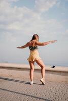 donna estate danza. silhouette di un' contento donna chi balli, gira e solleva sua mani per il cielo. un' giocoso giovane donna gode sua contento momento danza nel il raggi di il d'oro sole. foto