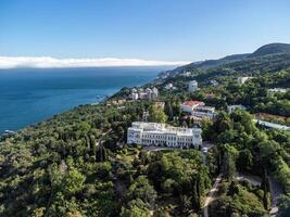 aereo Visualizza di livadia palazzo - collocato su il sponde di il nero mare nel il villaggio di livadia nel il yalta regione di Crimea. livadia palazzo era un' estate ritiro di il ultimo russo zar Nicholas ii foto