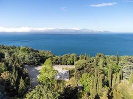 aereo Visualizza di livadia palazzo - collocato su il sponde di il nero mare nel il villaggio di livadia nel il yalta regione di Crimea. livadia palazzo era un' estate ritiro di il ultimo russo zar Nicholas ii foto