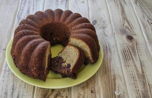 torta a fette su tavola di legno foto