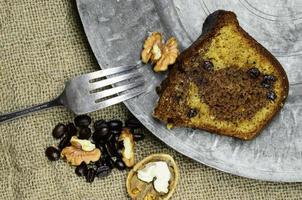 una fetta di torta e una forchetta nel piatto di metallo foto