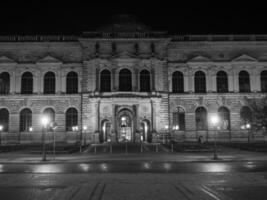 il città di Dresda a notte foto