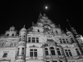il città di Dresda a notte foto