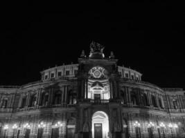 il città di Dresda a notte foto