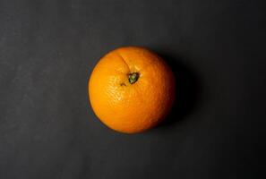 fresco arancia su nero sfondo foto
