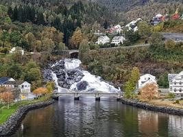 piccola città Hellesylt in Norvegia con la famosa cascata Hellesyltfossen foto