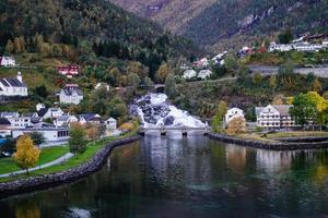 piccola città Hellesylt in Norvegia con la famosa cascata Hellesyltfossen foto