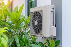 ai generato aria fonte calore pompa installato nel Residenziale costruzione, in mostra energia efficienza e eco amichevole riscaldamento e raffreddamento soluzioni. sostenibile tecnologia per ridotto carbonio orma. foto