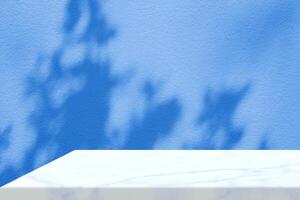 bianca marmo tavolo angolo con leggero trave, ombra, e riflettore su il blu calcestruzzo parete sfondo foto