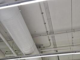 grande ventilazione tubo nel il magazzino. foto