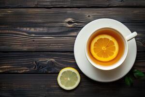 ai generato un' tazza di tè con Limone alto angolo Visualizza su un' buio di legno sfondo spazio per testo. foto