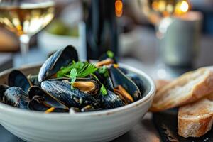 ai generato un' delizioso ciotola di nero cozze con bianca vino. foto