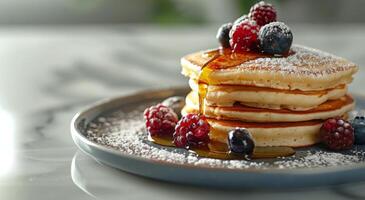 ai generato pila di Pancakes sormontato con frutti di bosco e sciroppo foto