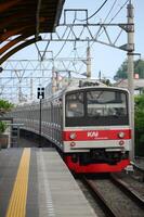 il davanti Visualizza di il treno è in attesa per viaggiatori foto