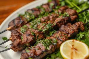 ai generato spiedini di senza ossa Manzo carne grigliato di tradizionale ricetta servito con Limone e vivace verdi, fresco coriandolo. foto