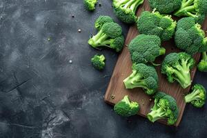 ai generato avvicinamento foto di tagliare broccoli posto su un vecchio di legno sfondo.