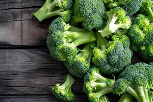 ai generato avvicinamento foto di tagliare broccoli posto su un vecchio di legno sfondo.