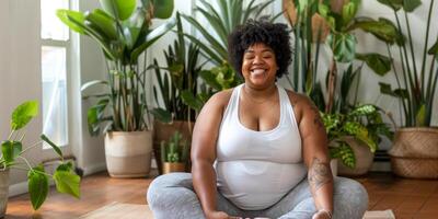 ai generato un' donna è seduto su un' yoga stuoia nel un' camera pieno con vario in vaso impianti. lei appare per essere impegnato nel un' yoga pratica o meditazione sessione nel un' accogliente interno ambiente foto