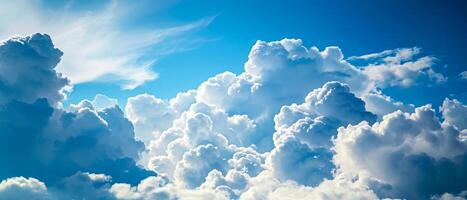ai generato maestoso cumulonembo nuvole nel un' dinamico cielo. drammatico cielo con torreggiante nuvole, indicativo di mutevole tempo metereologico modelli e naturale bellezza foto