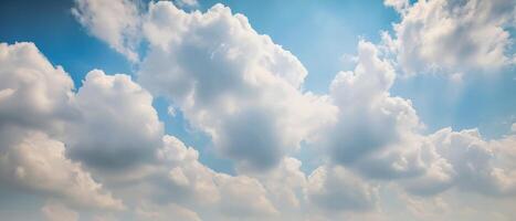 ai generato maestoso cumulonembo nuvole nel un' dinamico cielo. drammatico cielo con torreggiante nuvole, indicativo di mutevole tempo metereologico modelli e naturale bellezza foto