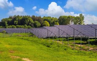 generando pulito energia con solare moduli nel un' grande parco nel nord foto