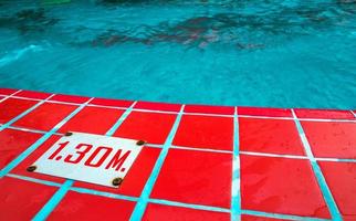 segno di livello profondo sul bordo della piscina foto