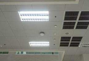 maschera aria condizionata, illuminazione e moderne attrezzature a soffitto, spegnimento selezionato alcune luci per il risparmio energetico foto