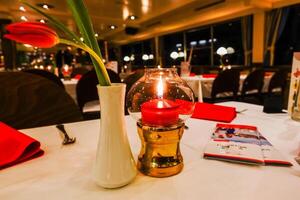 candela e di cui tavoli su un' nave a il Danubio foto