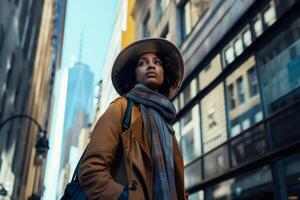 ai generato un' elegante donna nel un' cappello e sciarpa passeggiate attraverso un' vivace città strada, trasudante fiducia e eleganza. foto