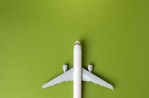 linea aerea aereo superiore Visualizza su verde sfondo. attività commerciale e turismo. compagnia aerea. mondo comunicazione e commerciale voli. arrivo e partenza. passeggeri trasporto. ecologia e successo concetto. foto