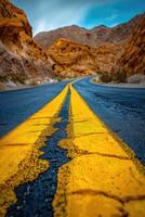 ai generato strada nel il deserto, giallo traffico linea foto