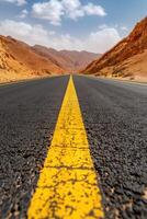 ai generato strada nel il deserto, giallo traffico linea foto