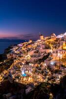 Perfetto viaggio paesaggio. santorini a notte, lungo esposizione fotografia dopo tramonto, mediterraneo mare, Grecia. sorprendente bellezza accogliente e romantico notte Visualizza di famoso vacanza destinazione, notte luci foto