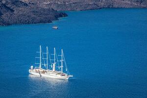 fuco Visualizza di un' andare in barca yacht e velocità barca a mare. lusso yacht andare in barca nel mediterraneo mare baia. arial paesaggio, scogliere e in profondità mare Visualizza. estate ricreativo all'aperto attività, copia spazio foto