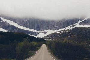 nevoso strada con ghiaccio foto