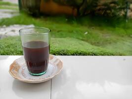 un' focalizzata tazza di nero caffè, adatto per culinario contenuto, sociale media, ispirazione design. foto