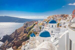 Europa estate destinazione. in viaggio concetto, tramonto panoramico famoso paesaggio di santorini isola, oia, Grecia. caldera Visualizza, colorato nuvole, sognare paesaggio urbano. vacanza panorama, sorprendente all'aperto scena foto